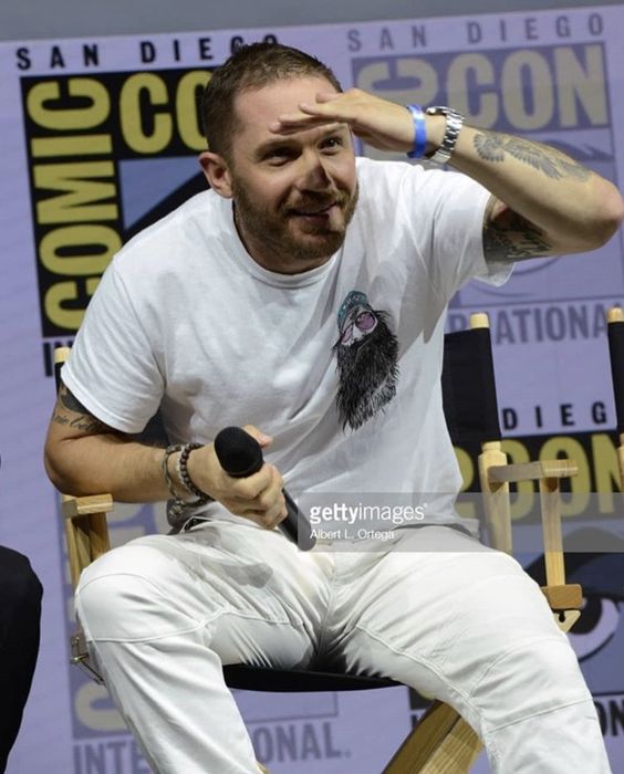 Tom Hardy, the moment he saw me bringing a dog for him to pet😂🤣