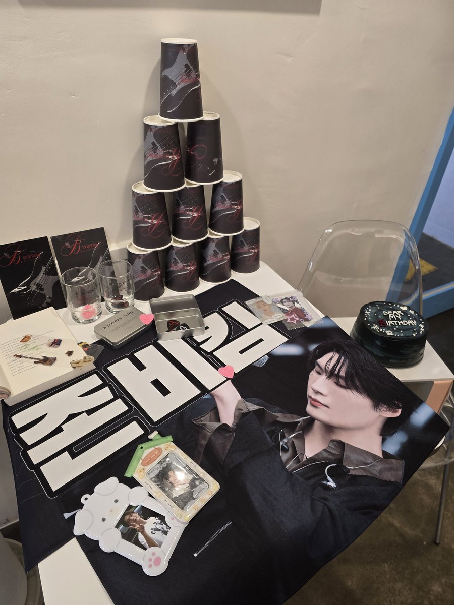 _starlight_0913's tweet photo. Happy B Day!!
짱 베이시스트 생일 축하합니다💕

#B_FOR_BIRTHDAY
#B가_있어_완성되는_하루 https://t.co/2FGxvIgj2c