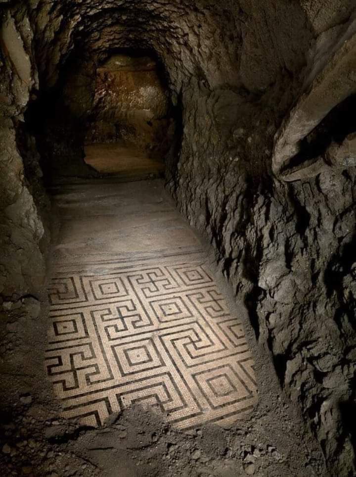 Un petit conseil d’ami si vous tombez sur cet endroit à Herculanum : pensez à vous munir d’une épée et d’une pelote de laine