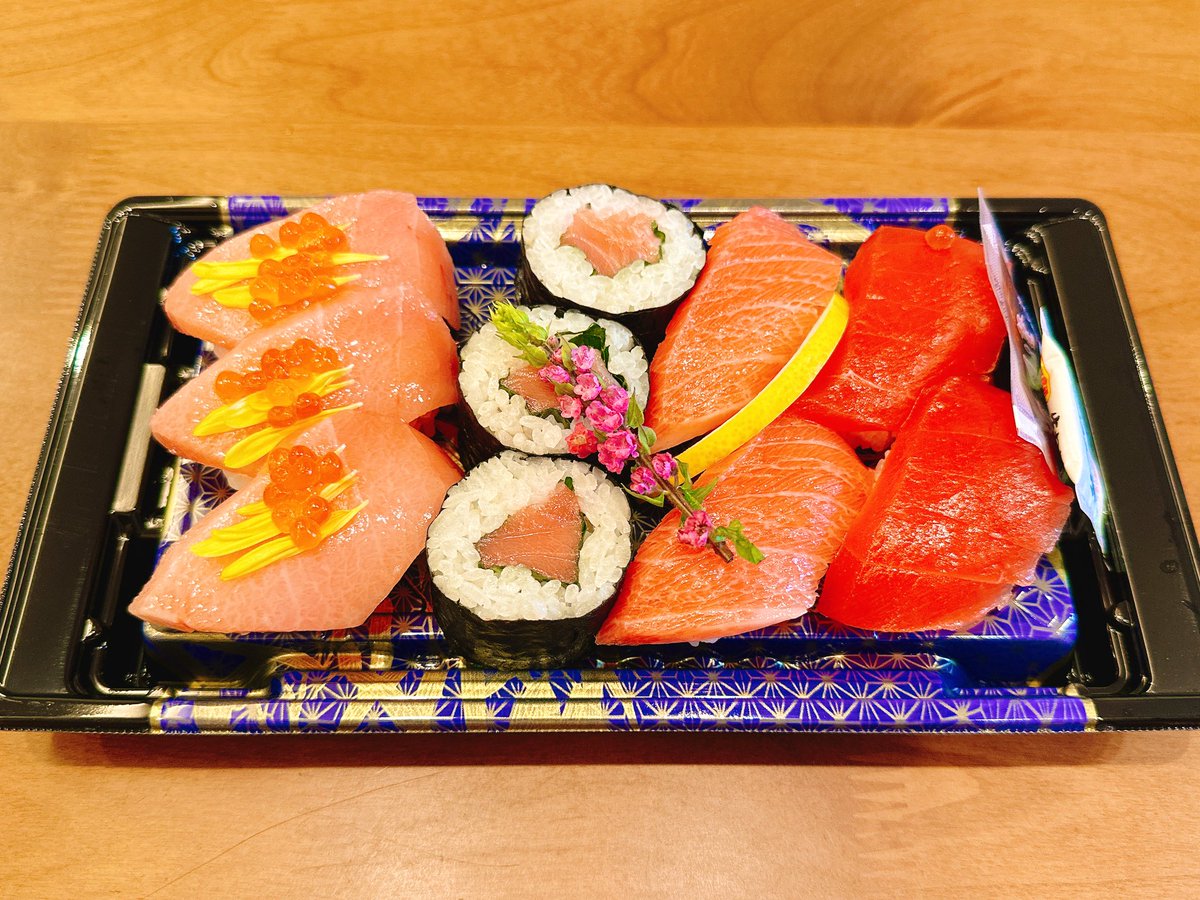 kirinNNBN's tweet photo. 寿司🍣、漬けマグロ🐟、ロイポ🍫、グラッセ🌰、ブルマン☕️を堪能🤤昨日の足トレの影響でウォーキング辛いから今日は肩＆背中トレ頑張ります🏋️#筋トレ #宮崎 #筋トレ好きな人と繋がりたい https://t.co/fKBfkaY1d2