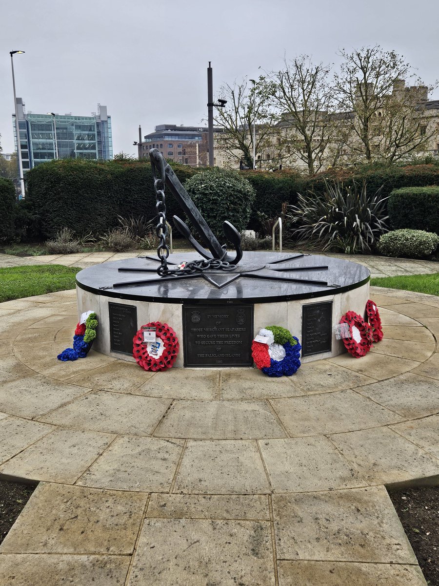 Today, we remember and honour those who sacrificed so much for our country. We will remember them. Cdre Sam Shattock RFA, alongside other dignitaries, laid wreaths at the Merchant Navy memorial at Trinity Gardens, London. #mechantnavy #RoyalNavy #trinityhouse