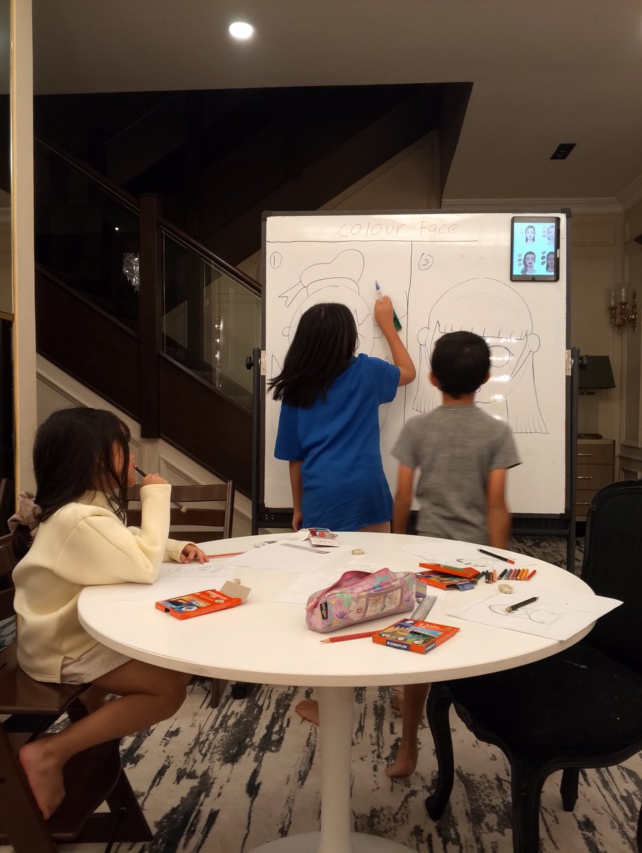 afiqakop's tweet photo. Kelas belajar melukis 

Sambil mengajar, dpt bertukar ilmu, saya ajar mereka melukis, mereka ajar saya how speak Chinese new year.

Utuk art class, kalau rumah jauh boleh send location, saya dtng mengajar, kalau dekat boleh join online class, setiap malam ada buat online class. https://t.co/mWo2ghXCn0