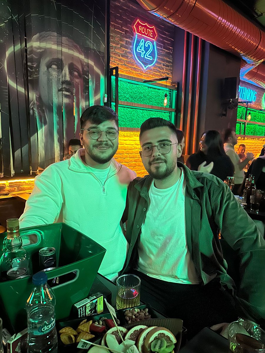 Anca fare gibi sokaklarda yaşar kaşarlar biz her dakika sahnedeyiz ha