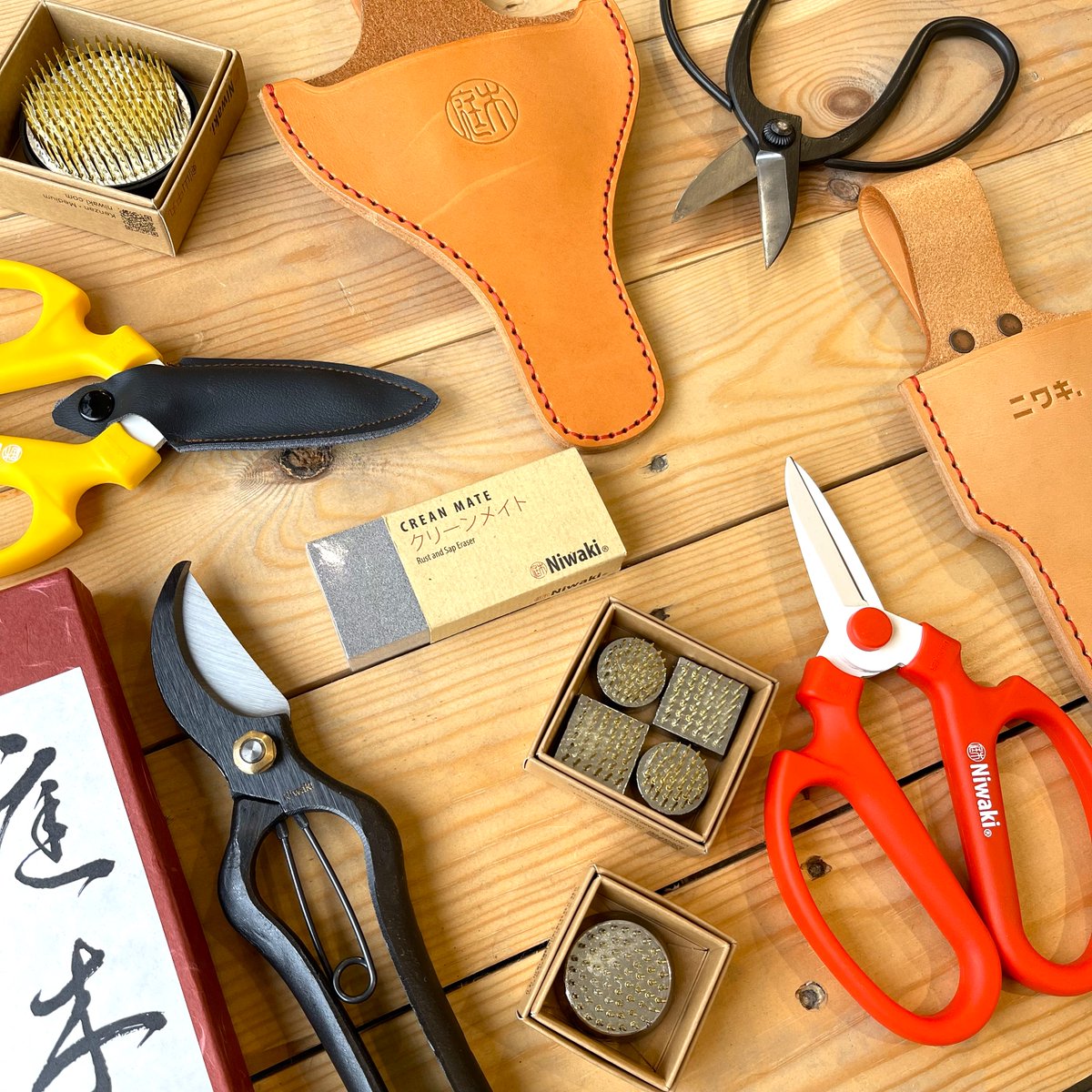 Attention Gardening Enthusiasts!
Searching for the perfect gift for the green thumb in your life?  Look no further!
NIWAKI tools, celebrated for their superior Japanese craftsmanship, are back in stock! 
ぜひ豊富なバリエーションを店頭でお確かめください✨