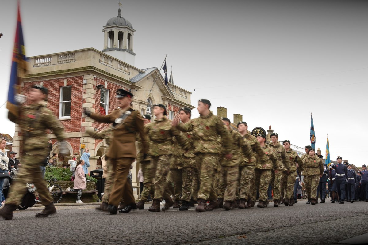 Christchurch Remembrance Sunday. Commemorating the contribution of British and Commonwealth military and civilian servicemen and women in the two World Wars and later conflicts. <a href="/BBCSouthNews/">BBC Hampshire & Isle of Wight</a>
#bbcsouthnews #DorsetsBigPicture <a href="/BBCDorset/">BBC Dorset</a>  #RemembranceSunday2024 #PoppyDay