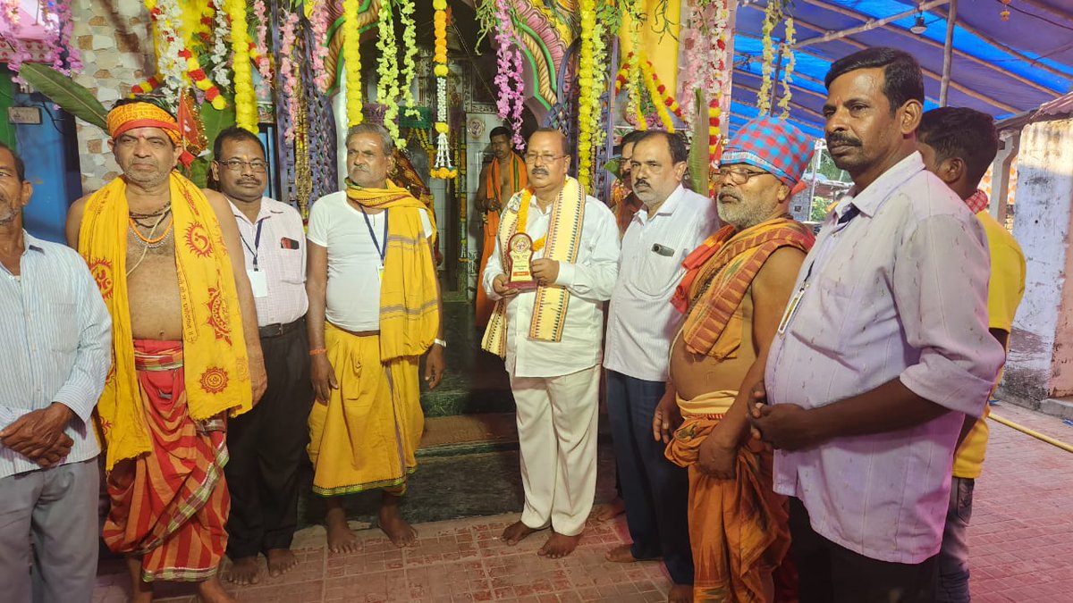 ajoy_kumar_rout's tweet photo. #ପାଟକୁରା ନିର୍ବାଚନ ମଣ୍ଡଳୀ ଅନ୍ତର୍ଗତ #ଡେରାବିଶ ବ୍ଲକ #ବାରିମୂଳ ପଞ୍ଚାୟତ ଅନ୍ତର୍ଗତ #ଭିତରବଫୁ ଗ୍ରାମରେ ଆୟୋଜିତ ବିଶ୍ୱ ଶାନ୍ତି ମହାଯଜ୍ଞର ପୂର୍ଣ୍ଣାହୁତି ଦିବସରେ ଯୋଗ ଦେଇ ଆଶୀର୍ବାଦ ଭିକ୍ଷା କରିଥିଲି l https://t.co/EofToEtrRS