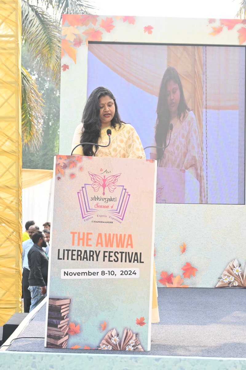 The Regional President of AWWA, Mrs Shuchi Katyar delivered the final vote of thanks to the audience on the last day of the festival and marked its closure.