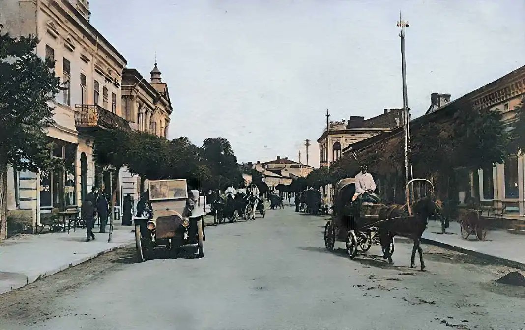 desteptareabc's tweet photo. Centrul orașului Bacău în perioada interbelică: o incursiune în istorie https://t.co/yDix30v2ZI https://t.co/FRMuWWNwXM