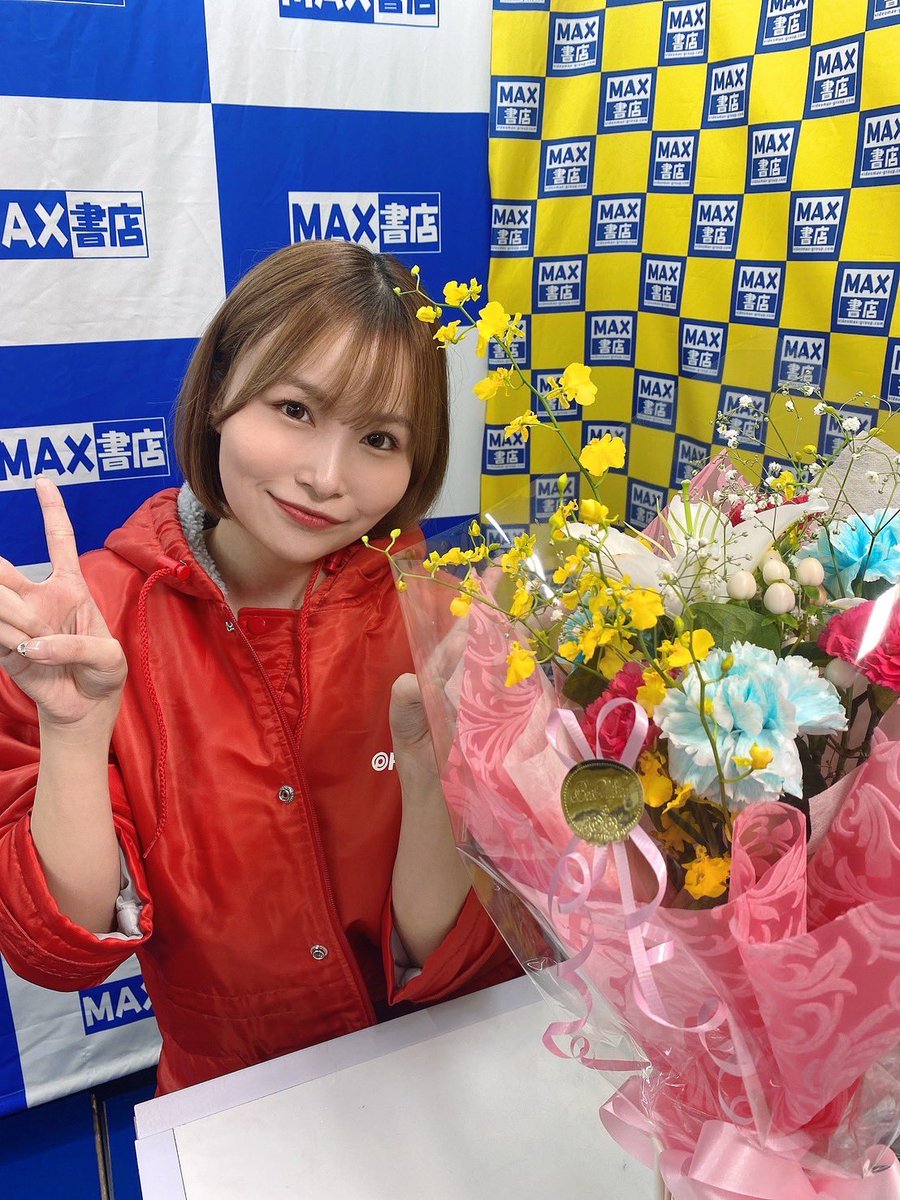 _chuobunritai_'s tweet photo. MAX書店名駅店さんで河合さんのDVDイベントでした🦖たくさんの方がきてくださいまして、、、ありがとうございました🦖

河合さんはイベントをするたびにパワーがはるかに増す、そのイベントを今月はあと3回も残している・・・その意味がわかるな？

16 カレンダー
21 イメージ
22 プレアパ
あります🦖 https://t.co/Wbz32cnGtF