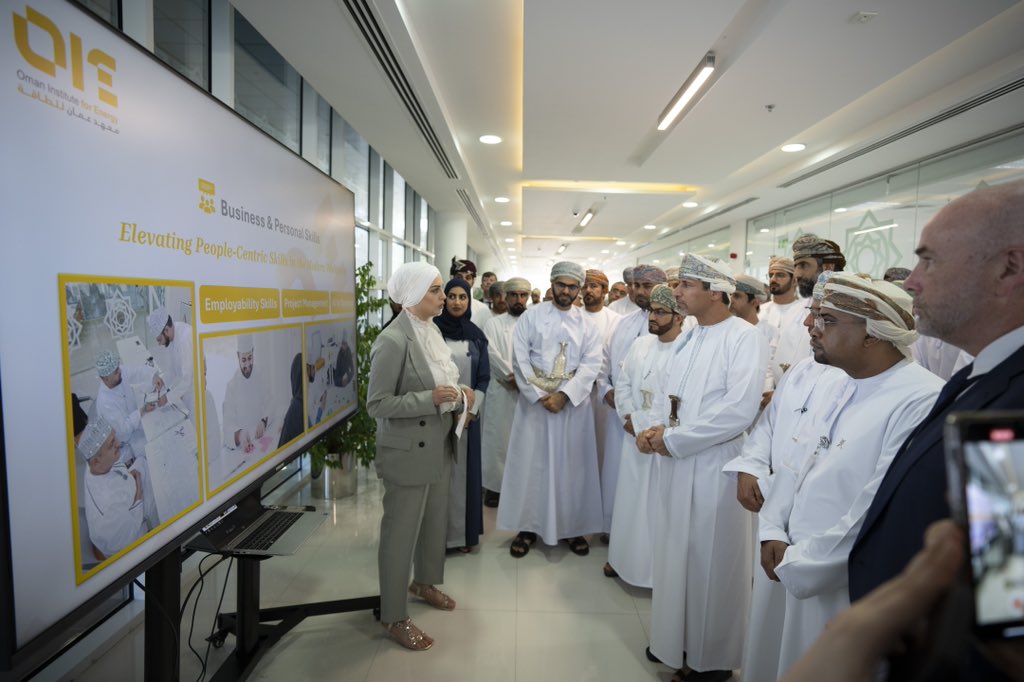 تحت رعاية معالي المهندس سالم بن ناصر العوفي، وزير الطاقة والمعادن، كشف معهد عُمان للطاقة عن الاستراتيجية والهوية البصرية الجديدة، معلنًا توسع نطاق أعماله ليشمل مجالات أوسع تضم الطاقة المتجددة والهيدروجين والمعادن إلى جانب النفط والغاز.
تهدف الاستراتيجية الجديدة إلى تقديم باقة