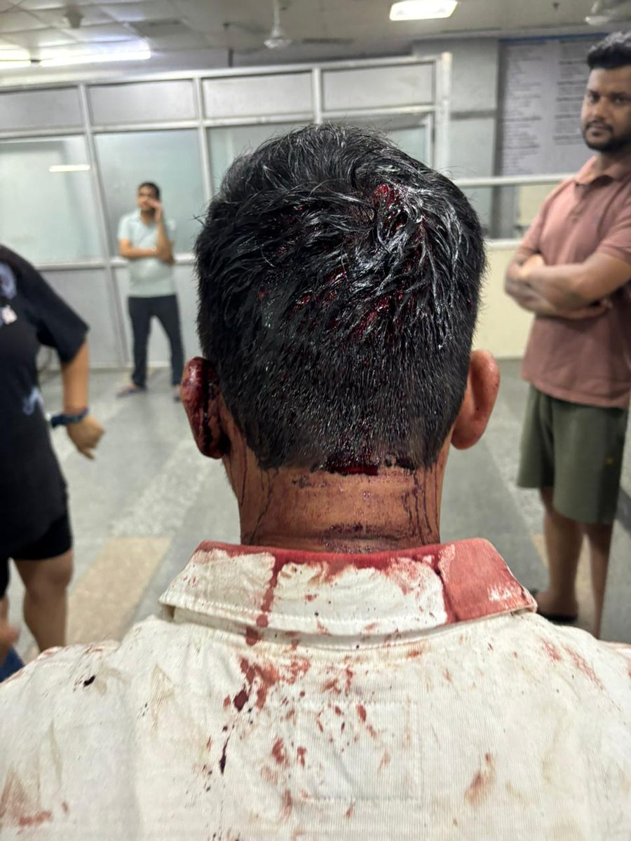 RashivGupta's tweet photo. Noida sector 128, Asagarpur me 9/10/24 ko local logo ne mere farm pe ghus ke mujhe Jaan se maarne ka prayas kiya, pathaar se maar-2 ke 6 jagah se sir faad Diya... Saare evidence dekh ke bhi 24 ghante ho gaye abhi tak koi karwayi nahi ki gayi na koi arrest... 
@dgpup @Uppolice https://t.co/65unwk6fjR