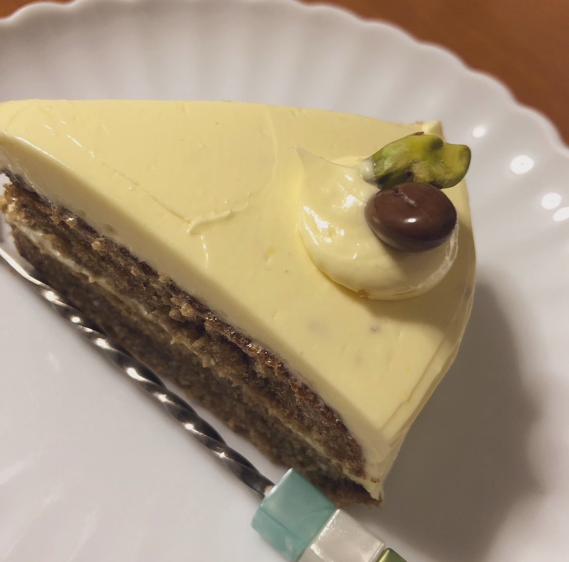 happy_spoonful's tweet photo. おやつの最適カロリーは、
総エネル��ーの10%
それは、人間も猫も同じだよ🐈

人間の場合は、
150〜200kcalが適量

せんべいなら２枚🍘🍘
クッキーなら３枚🍪🍪🍪
ケーキなら半分
…半分ってちょっと悲しいよね💔

だけどたまには🍰食べても大丈夫👌
心にも栄養をね😉 https://t.co/dENOXeHQYG
