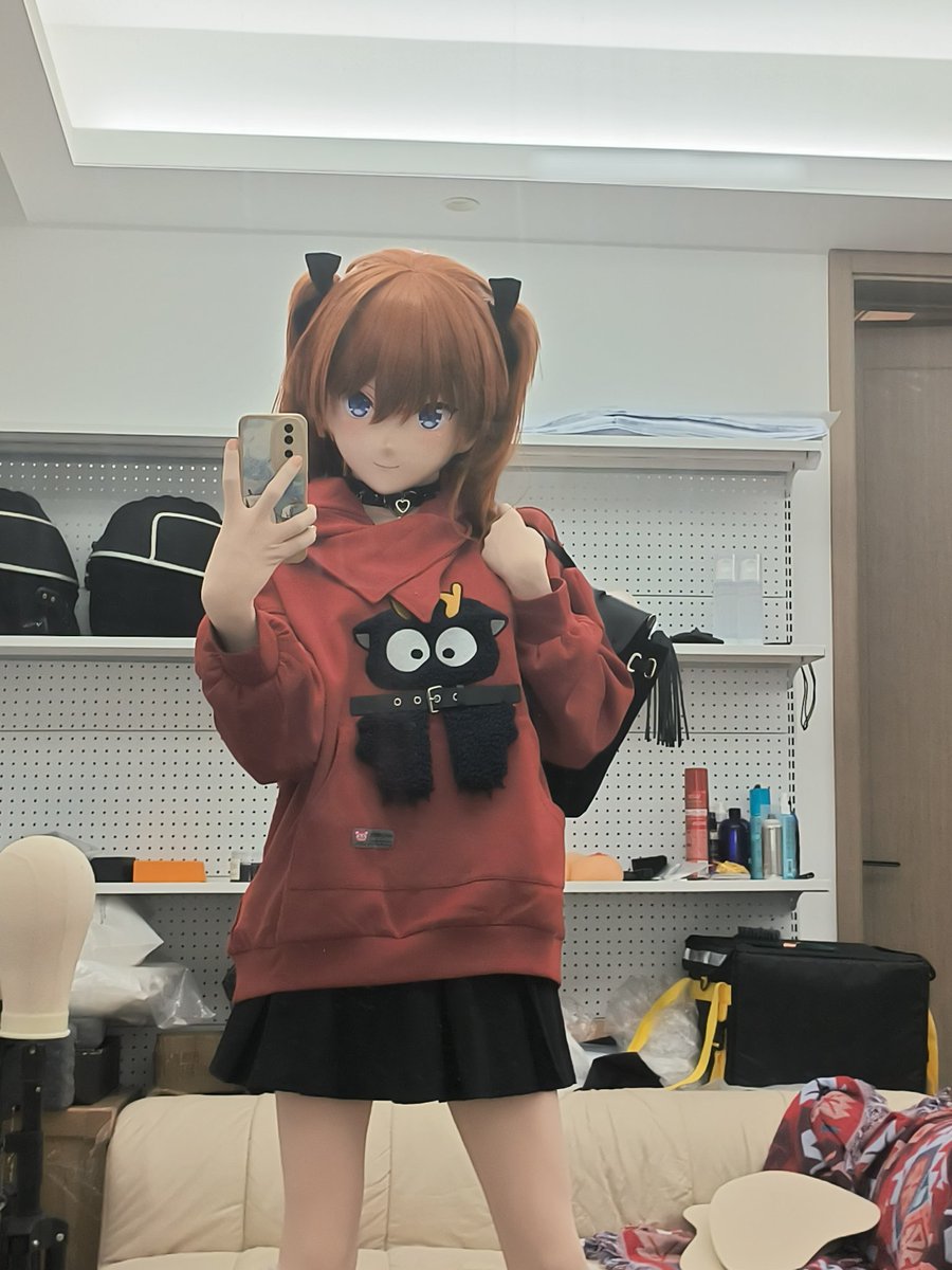 趁室友不在，试一试新衣服