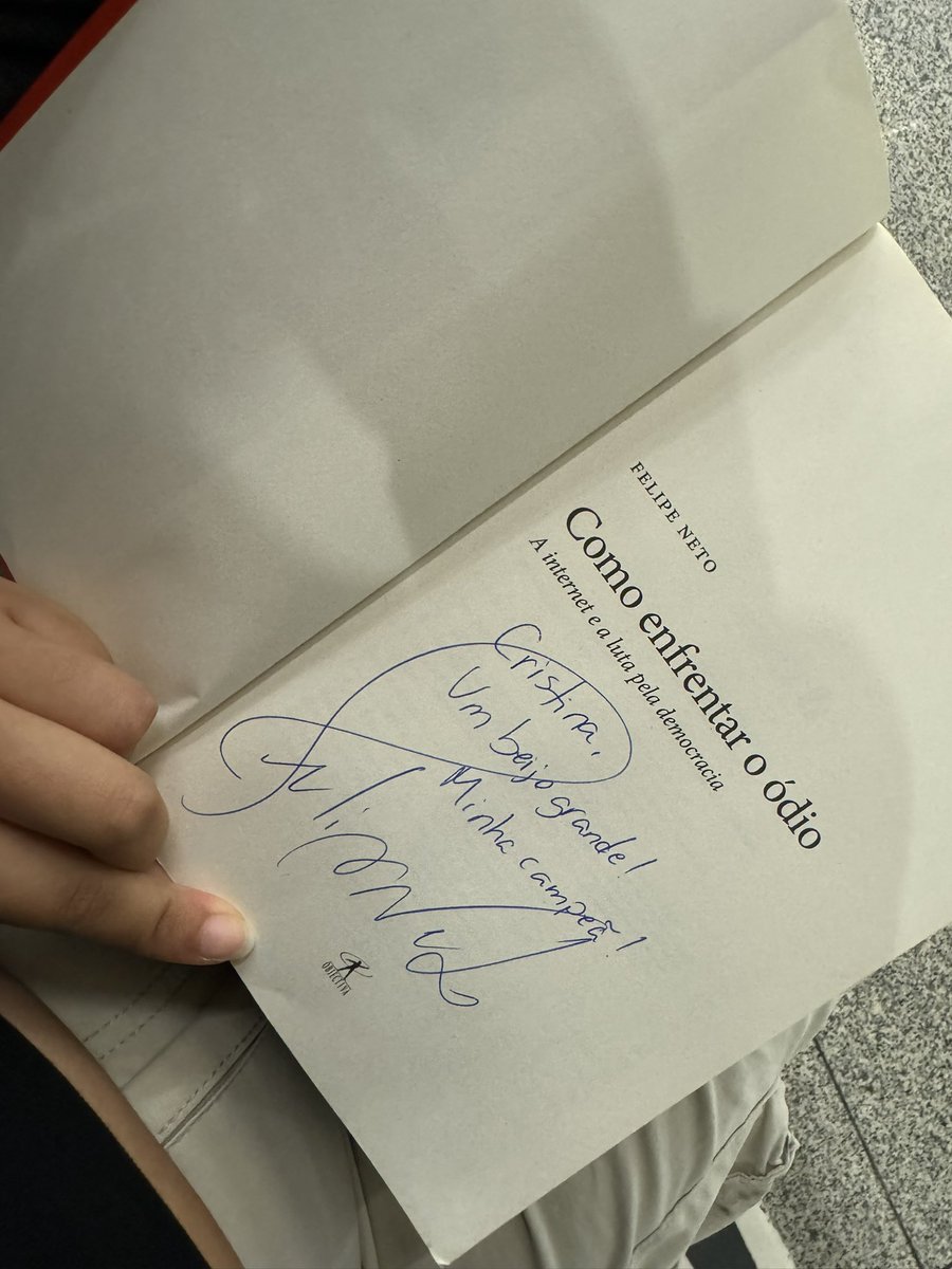 corujalobos's tweet photo. TUDO QUE EU SONHO EU CONSIGO! eu vi o FELIPE NETO EM PORTUGAL!!!🇵🇹 EU TE AMO!! mds eu não acredito que eu realizei um sonho IMPOSSÍVEL! meu YouTuber favorito.. q já me salvou tantas vezes.. AAAAAAAAAAA o autógrafo gente. não to bem. eu sou a campeã dele.❤️‍🩹 https://t.co/spelYqlwNK