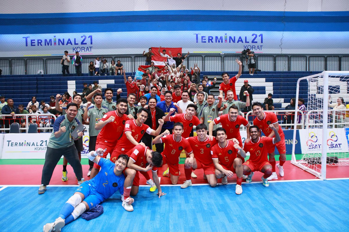 SiaranBolaLive's tweet photo. FT #ASEANFutsal2024 

VIETNAM 0-2 INDONESIA

⚽️ SYAIFULLAH 
⚽️ RIZKI XAVIER

INDONESIA JUARA ASEAN FUTSAL UNTUK YANG KEDUA KALI!!

2010 🏆
2024 🏆

ALHAMDULILLAH!!! https://t.co/Bkpapu4ELC