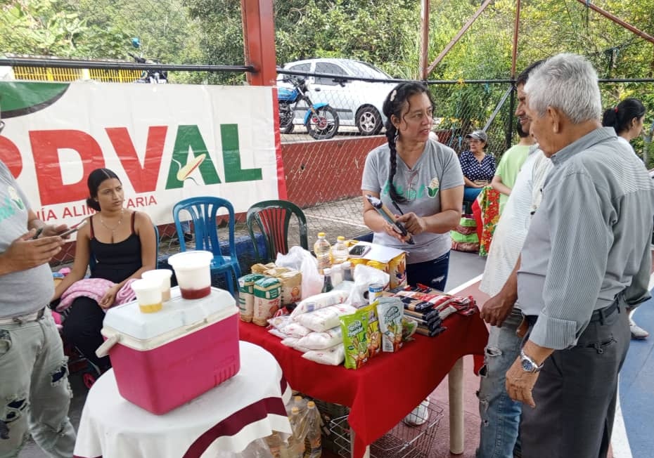 Más de mil familias fueron beneficiadas en materia alimentaria por nuestro Presidente Constitucional <a href="/NicolasMaduro/">Nicolás Maduro</a> y el Gobernador <a href="/JEHYSONGUZMAN/">JEHYSON GUZMÁN</a> a través de @ESASA_Merida <a href="/PDVAL_OFICIAL/">PDVAL</a> en la Feria del Campo Soberano brindando una atención integral en el municipio Tovar.