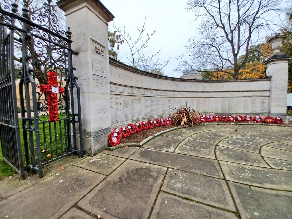 MPSEalingCommon's tweet photo. Today, we pause to remember and honour the fallen men and women we have lost in the great wars on #RemembranceSunday #ealing #lestweforget #metpolicecadets https://t.co/2LVqWDrl3H