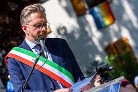 Matteo Lepore sindaco di Bologna accusa #Piantedosi, ha fatto una cosa gravissima consentendo a 300 camicie nere di sfilare sui luoghi della strage della Stazione. 👏👏