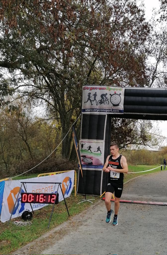 fedeacyl's tweet photo. Adrián Parras (@AdriParras99) domina el Cross Inclusivo @AytoSantaMarta
El vallisoletano del @VickyFoodsAT se impone en su categoría y en la general absoluta a un ritmo de 3'14 el km 😯
#CampoaTraves #CyL https://t.co/ayPoZuZAex