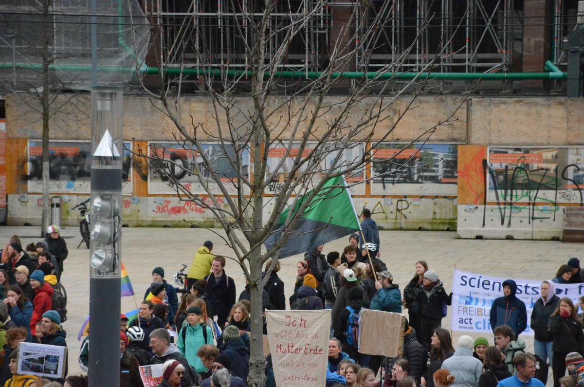 melierax_eco's tweet image. Ein Baum im März 2024 anläßlich einer #FridaysforFuture-Demo:
links davon eine startbereite queere Rakete, rechts davon die #ScientistsforFuture, inmitten der sozial-ökologischen Revolution 💚🖤,
vor dem Hintergrund einer Erneuerung der Bildungsinfrastruktur.
Das ist die Zukunft!