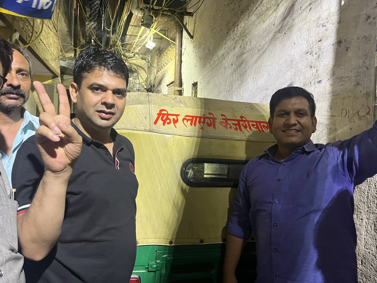सीलमपुर में ज़ुबैर चौधरी भाई के साथ ऑटो वालों की मीटिंग की और फिर लायेंगे केजरीवाल कैंपेन की शुरुआत की।