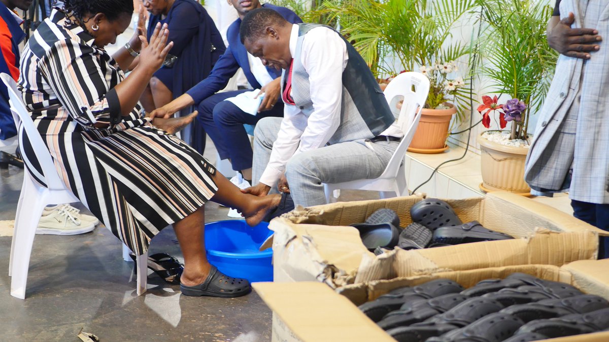 kstvug's tweet photo. John 13:14–17
Jesus instructs his disciples to wash one another's feet, saying, "If I then, your Lord and Teacher, have washed your feet, you also ought to wash one another's feet. For I have given you an example, that you should do as I have done to you". https://t.co/YenRn19n3l