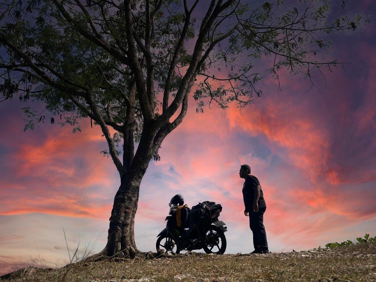 Dandhy_Laksono's tweet image. "AKU BARUSAN narik uang di ATM, dan kayaknya ini yang terakhir. Hehehe. Apa bisa pinjam dulu? Nanti kuganti kalau footage drone udah laku."

Apa kamu masih ingat pesan itu?

Kukirim sekitar Juni 2015 dari Merauke. Di depan ATM Mandiri. Persis di tengah perjalanan Ekspedisi…