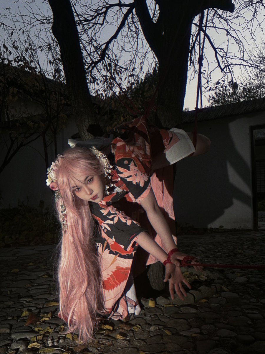 Siamesejingzhe's tweet photo. “侵占 掠夺”
“见证黄昏 也被黄昏记得”

“坠落 坠落”
“你是什么呢”
“一支挽歌”

……

出镜👘@ALLIGATOR_XZ 
摄影📸Siamese_惊蛰
缚手🪢@HaoHanShibari 

#寫真 #kimono #oc #绳 https://t.co/ewfW5eCrgr