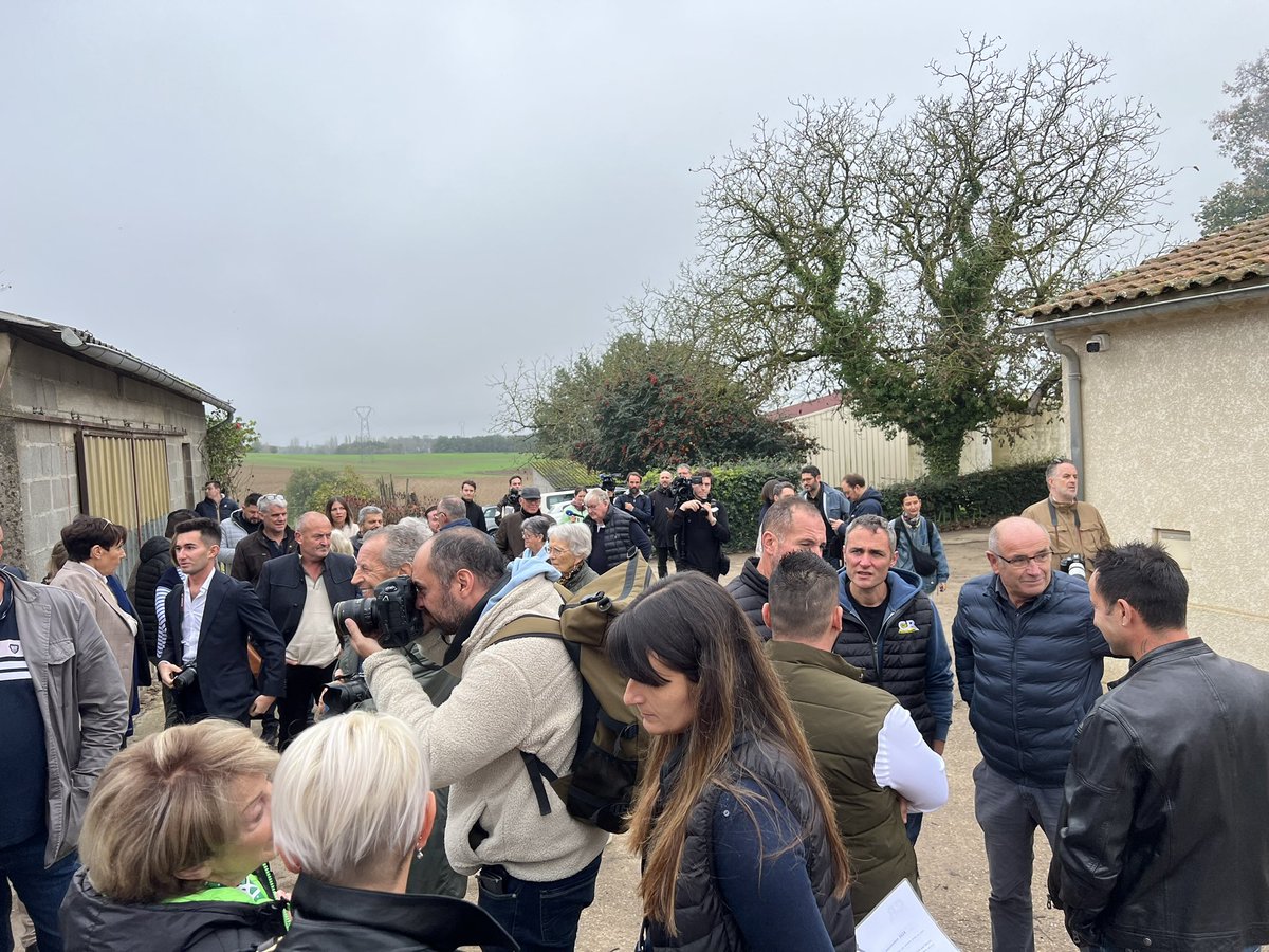 🚜 Ce matin à #Virazeil avec <a href="/J_Bardella/">Jordan Bardella</a> sur l’exploitation de Monsieur Rigo, spécialisée dans la culture céréalière afin d’échanger avec des agriculteurs Lot-et-Garonnais.