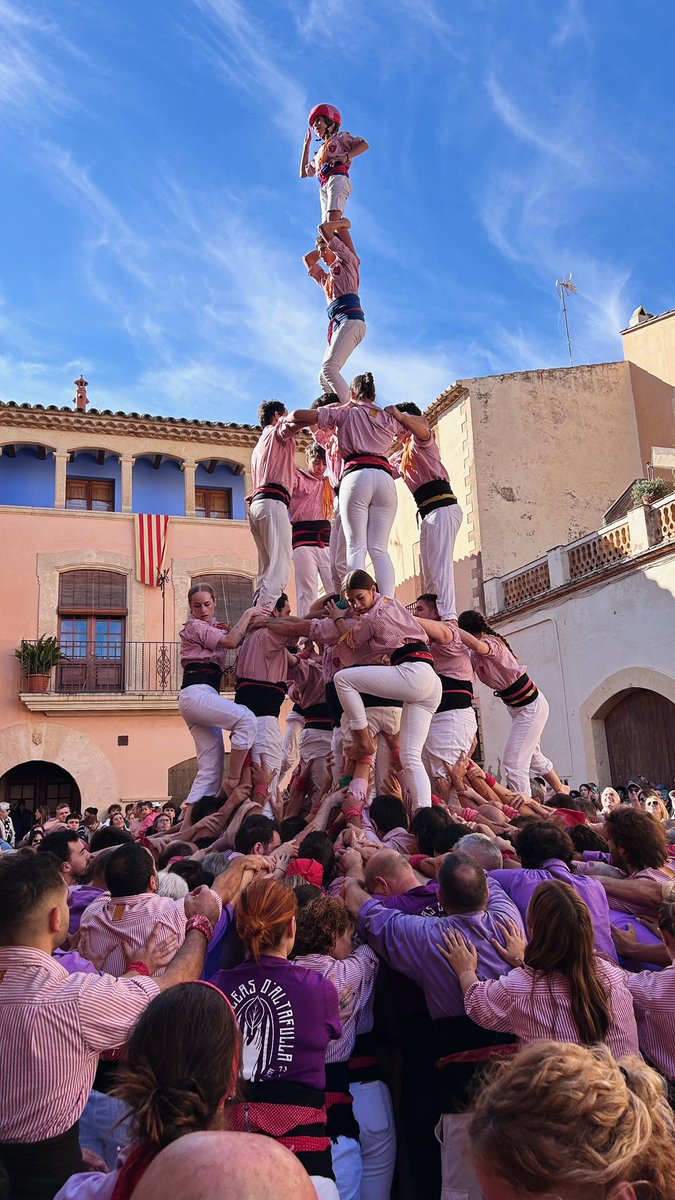 xiquetstgn's tweet photo. Aquest migdia hem fet l’última diada de la temporada a Altafulla on hi hem descarregat el 4d7a, el 7d7, el 5d7 i un vano de 5.

Colla, moltes gr��cies per ser-hi tots aquests mesos. 
Un plaer sumar un any més al vostre costat ❤️

#matalasserament #castells #xiquetsdetarragona https://t.co/qCjqUohPd8