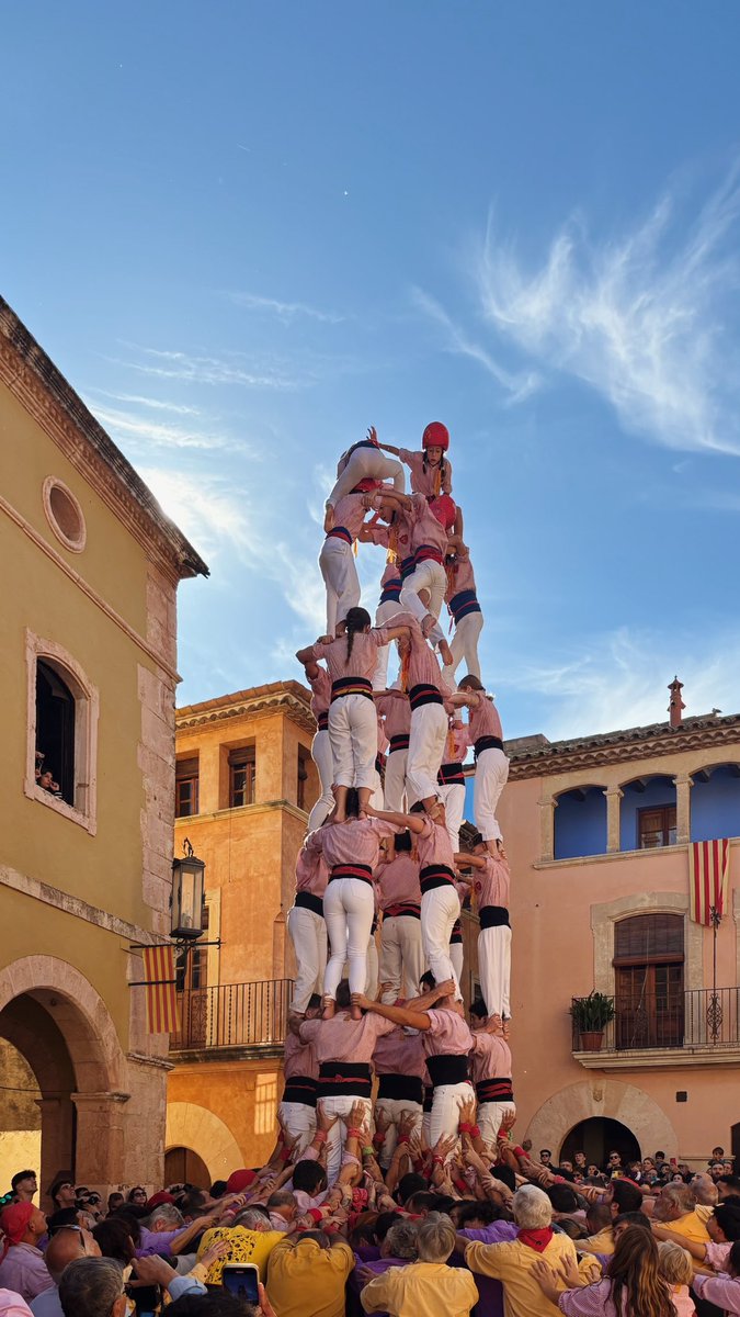 xiquetstgn's tweet photo. Aquest migdia hem fet l’última diada de la temporada a Altafulla on hi hem descarregat el 4d7a, el 7d7, el 5d7 i un vano de 5.

Colla, moltes gr��cies per ser-hi tots aquests mesos. 
Un plaer sumar un any més al vostre costat ❤️

#matalasserament #castells #xiquetsdetarragona https://t.co/qCjqUohPd8