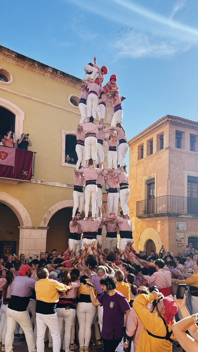 xiquetstgn's tweet photo. Aquest migdia hem fet l’última diada de la temporada a Altafulla on hi hem descarregat el 4d7a, el 7d7, el 5d7 i un vano de 5.

Colla, moltes gr��cies per ser-hi tots aquests mesos. 
Un plaer sumar un any més al vostre costat ❤️

#matalasserament #castells #xiquetsdetarragona https://t.co/qCjqUohPd8