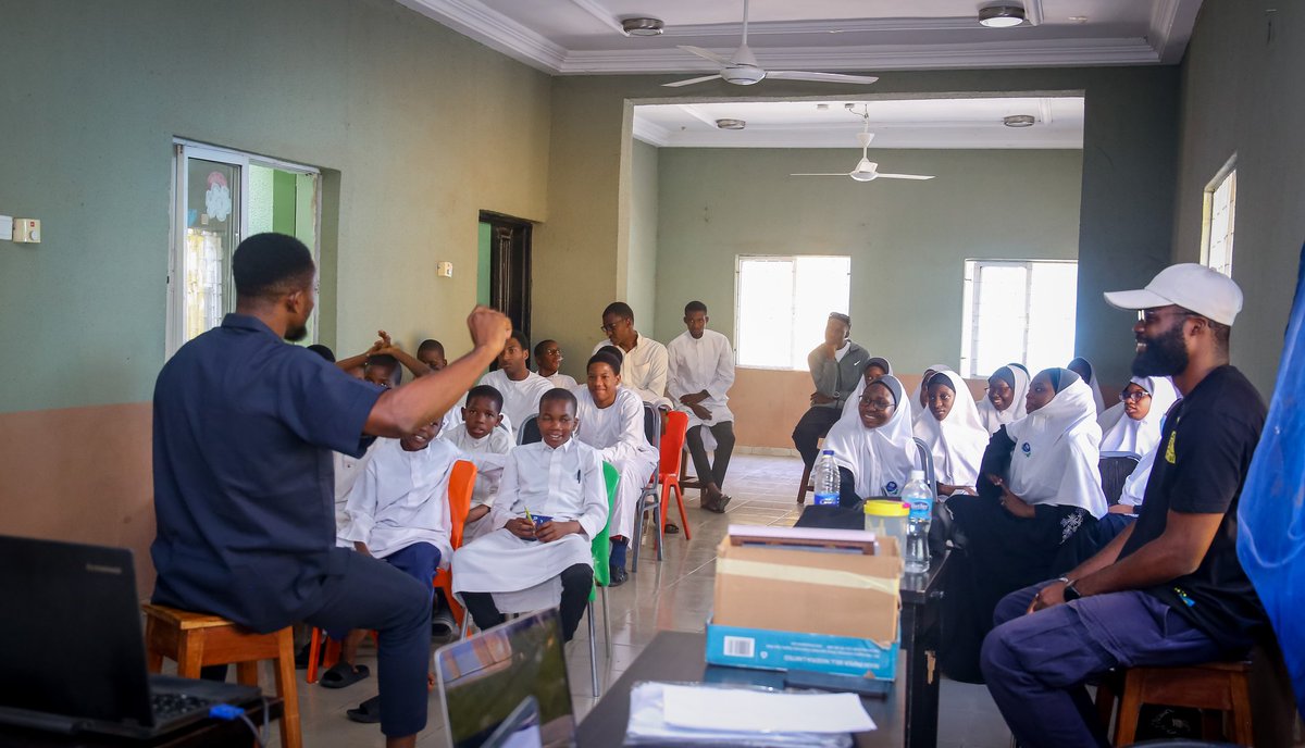 DESTINEDSTARS1's tweet photo. Seeing the world through a new lens! Grateful to Nugi and @KahliBrown for teaching the students the art of photography, helping them capture and appreciate their unique perspectives.
📷 Raj Photography 

 #BoostingSelfEsteem0.4  #destinedstarsinitiative #sdg4 #sdg5 #sdg8 #sdg9 https://t.co/RdGtveHEBg