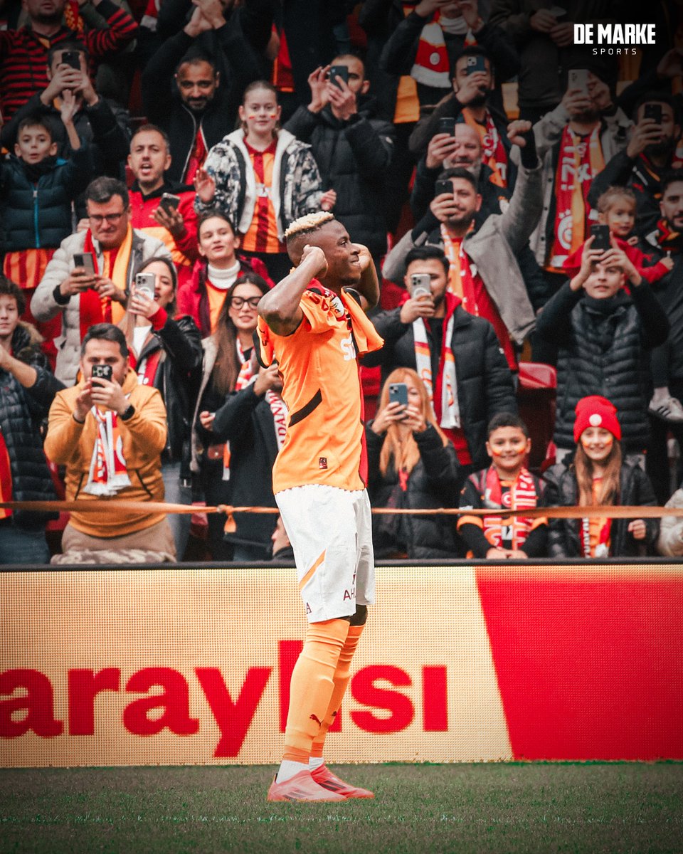 Osimhen’in golünden sonra yaşananlar:

🔸 Icardi ile özdeşleşen ‘Aşkın olayım’ şarkısı çaldı
🔸 ‘Mauro Icardi’ anonsu yapıldı
🔸 Osimhen, Icardi’nin formasını açtı ve Icardi’nin gol sevincini yaptı