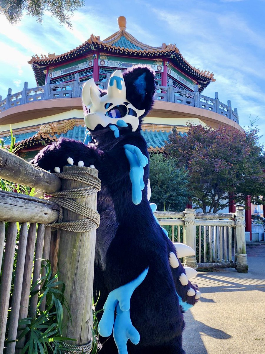 What an absolutely gorgeous view! 🤩

📷: <a href="/LEYENDAS2/">LEYENDAS</a>
#furry #fursuit