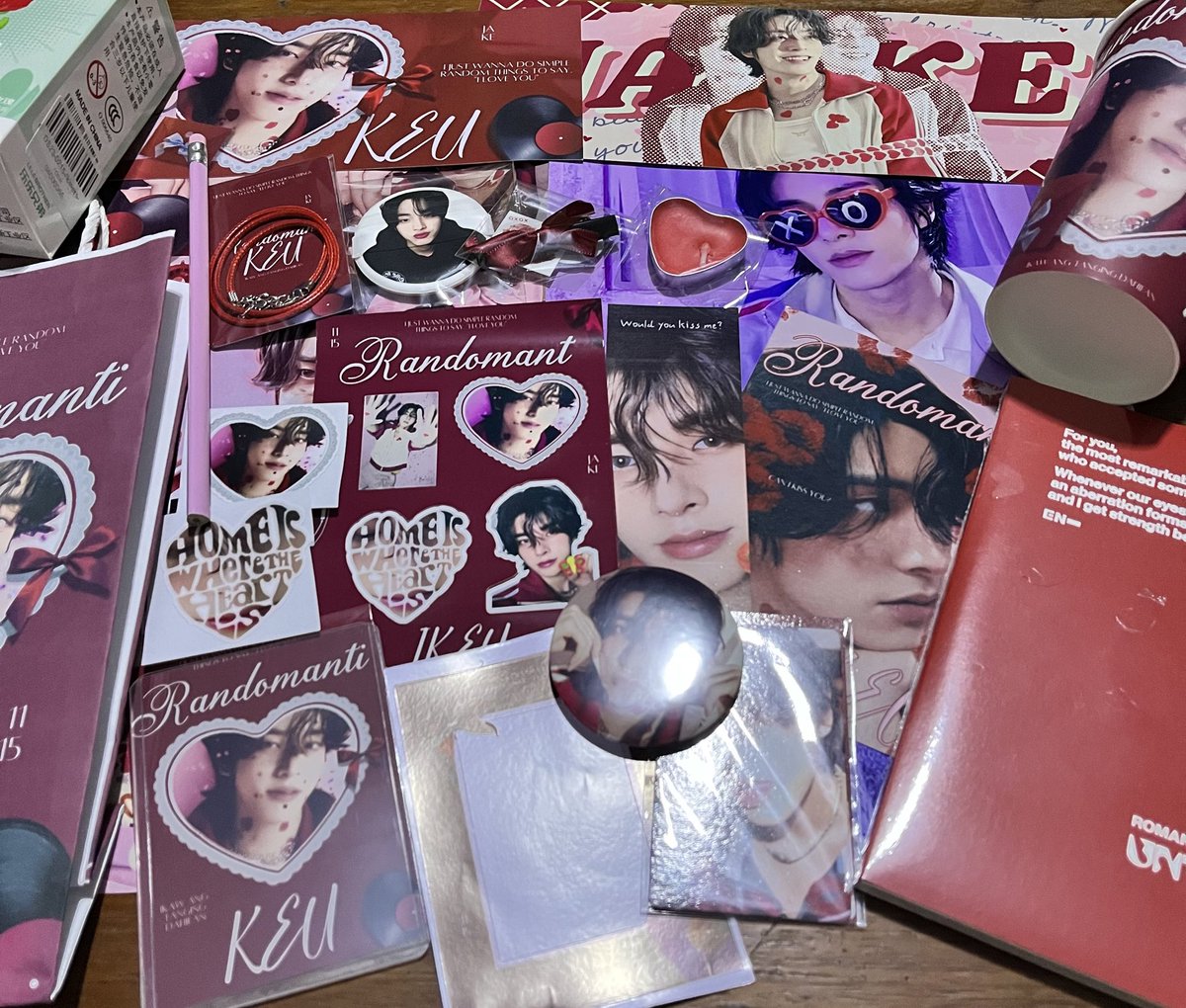 aeriehee's tweet photo. ⋆𐙚₊˚⊹♡ another cse done~
thank you sm @cafe113O for the jake cse !! very red ang theme ng randomantikeu 😆‼️‼️ nakapag uwi pa ng sealed album 🥹😭

#JAKE #RandomantiKEU https://t.co/mwI4kHIwqH