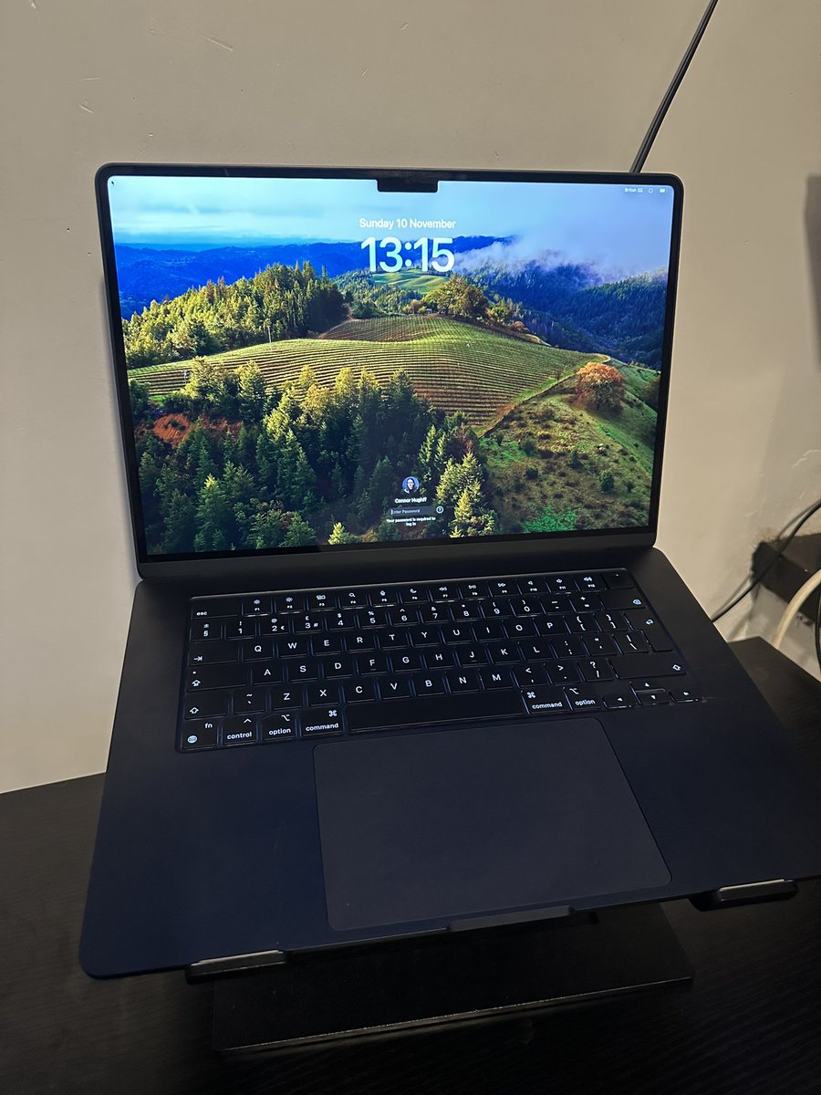 MacBook Air 2024 15" Review: A Game-Changer!

I've been using the MacBook Air 2024 15" for a week now, and I'm blown away! This sleek powerhouse has exceeded my expectations.

Key Highlights

1.Stunning Display: The 15.3" Liquid Retina display is breathtaking. Vibrant colors,