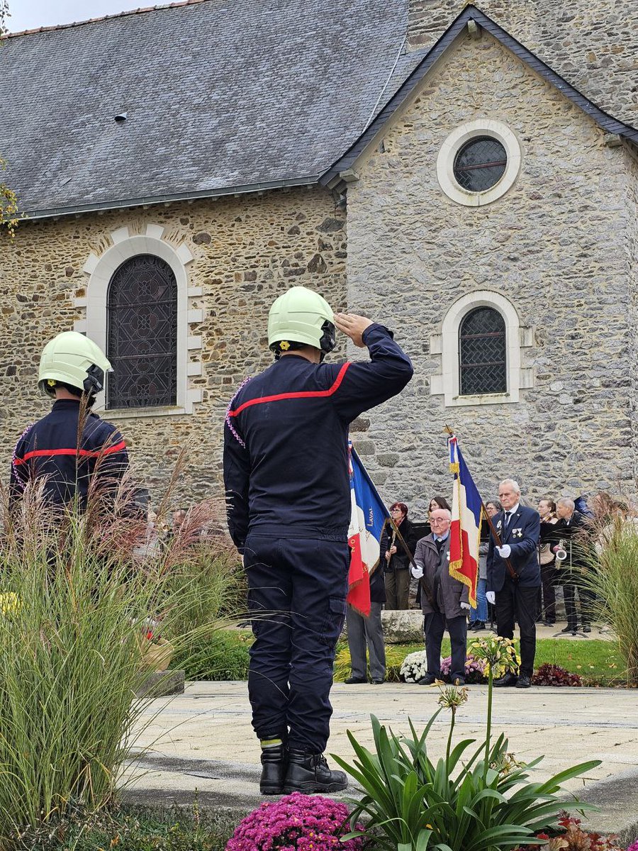 Yannick BORDE (@yannickborde) on Twitter photo Ce matin <a href="/saintberthevin/">Saint-Berthevin</a> cérémonie du #11Novembre pour ne pas oublier, se souvenir et se dire que notre époque "déconne" quand on voit ce qu'ont vécu ceux qui ont combattu lors de 1ere comme 2nde guerre mondiale et ce qui se passe aujourd'hui
<a href="/Prefet53/">Préfète de la Mayenne</a> <a href="/SebLecornu/">Sébastien Lecornu</a> Ce matin <a href="/saintberthevin/">Saint-Berthevin</a> cérémonie du #11Novembre pour ne pas oublier, se souvenir et se dire que notre époque "déconne" quand on voit ce qu'ont vécu ceux qui ont combattu lors de 1ere comme 2nde guerre mondiale et ce qui se passe aujourd'hui
<a href="/Prefet53/">Préfète de la Mayenne</a> <a href="/SebLecornu/">Sébastien Lecornu</a>