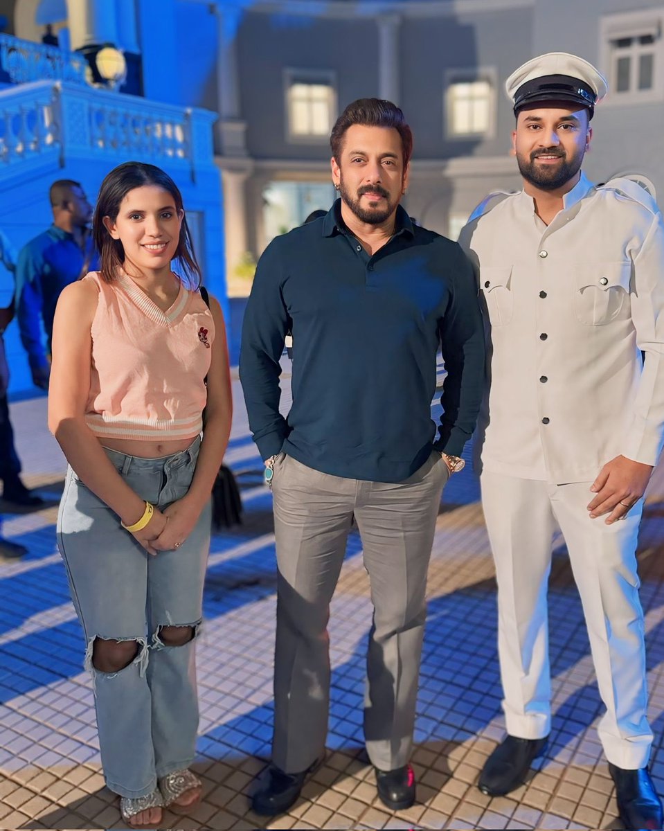 #Latest: Absolutely INSANE what a Handsome Man Megastar Salman Khan 🔥 Get Ready For #Sikandar 🥵 

ArunmaShetty Driver Of in Sikandar ?