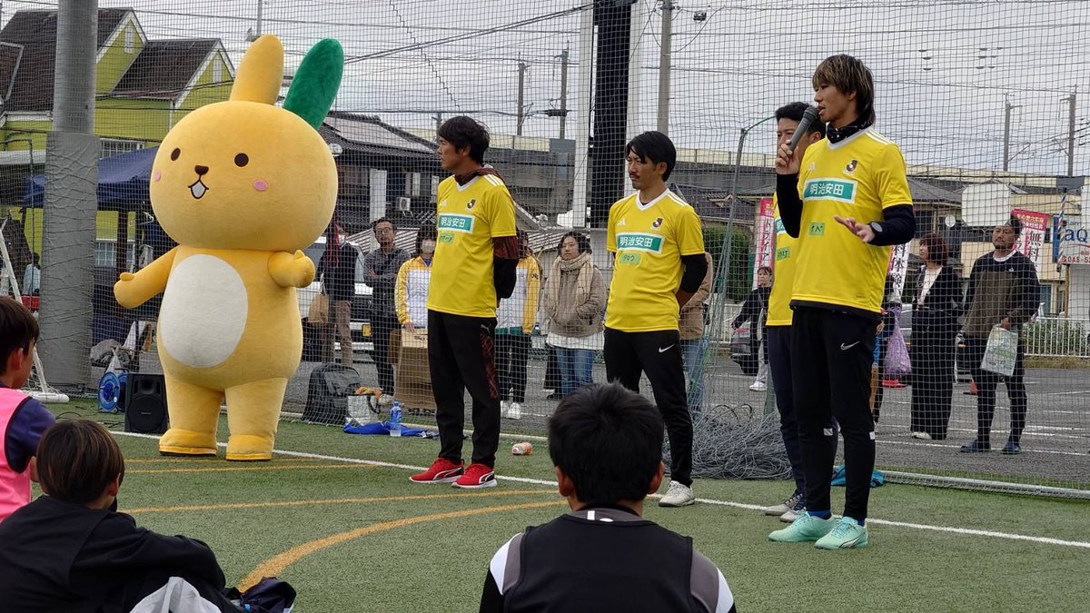 NABE0226's tweet photo. 「明治安田サッカー教室MYドリームチーム  熊谷支社」にJ-OBコーチとして参加させて頂きました。

太郎さん・片ちゃんと会えて嬉しかったし、「ミスター浦和レッズ」こと福田さんとご一緒できたことは幸せでした。

自分がレッズJr.ユース・ユースの時のスーパースター。

人生何があるか分からない笑 https://t.co/L3hKT3VHID