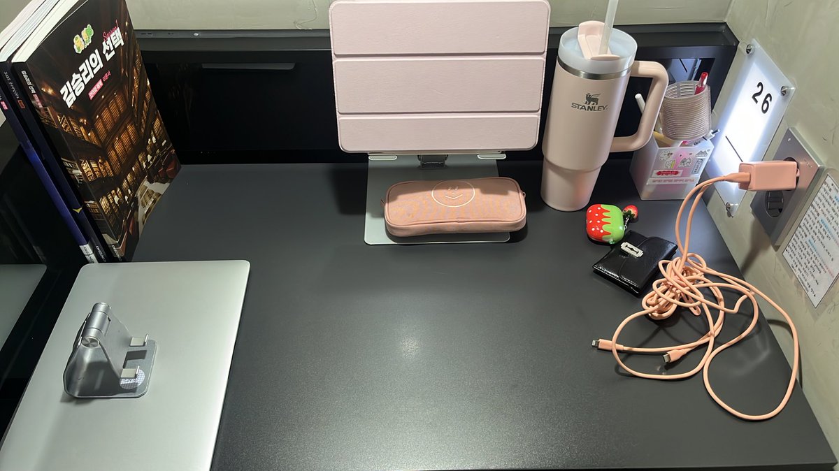 정말로 내가 버텨온 시간이 내 힘이야
이렇게 간절하고 진심이었던적이 없어서
매일 스카 불 키고 마지막에 불 끄고
수학등급을 계속 올리고.. 이런 모든 순간이
쌓여서 내 실력이 되고 동력이었다
노력하고 진심을 다했던 순간을 잊지말자
수능은 끝나도 삶은 계속되니까 
결국은 다 내 자산이 되겠지