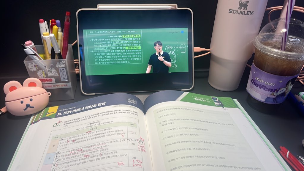 ming118088's tweet photo. 정말로 내가 버텨온 시간이 내 힘이야
이렇게 간절하고 진심이었던적이 없어서
매일 스카 불 키고 마지막에 불 끄고
수학등급을 계속 올리고.. 이런 모든 순간이
쌓여서 내 실력이 되고 동력이었다
노력하고 진심을 다했던 순간을 잊지말자
수능은 끝나도 삶은 계속되니까 
결국은 다 내 자산이 되겠지 https://t.co/bfDmMpZqYJ