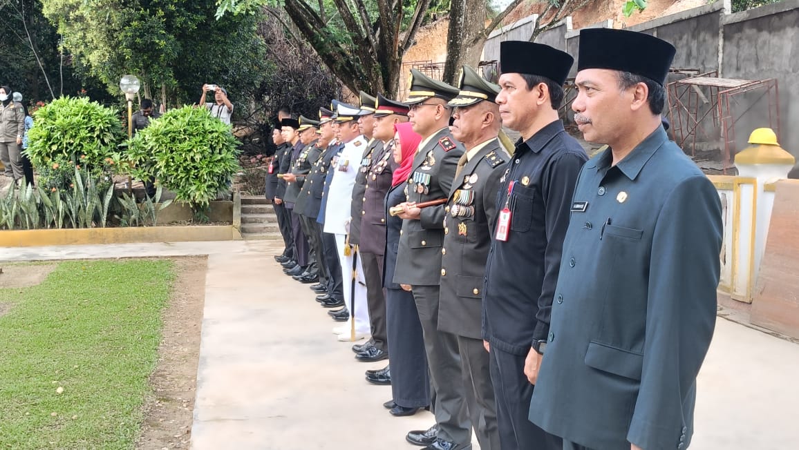 Trd0902's tweet photo. Pendim0902BERAU - Dandim 0902/Berau Letkol Inf Rommi Sakti Alamsyah, S. I. P., bertindak sebagai Inspektur Upacara pada Ziarah Nasional dalam rangka Peringati Hari Pahlawan tahun 2024, Tempat di TMP Wijaya Kesuma Jl. Prapatan 1 Kec. Tanjung Redeb Kab. Berau. Minggu (10/11/2024). https://t.co/FPkQSvnKMK