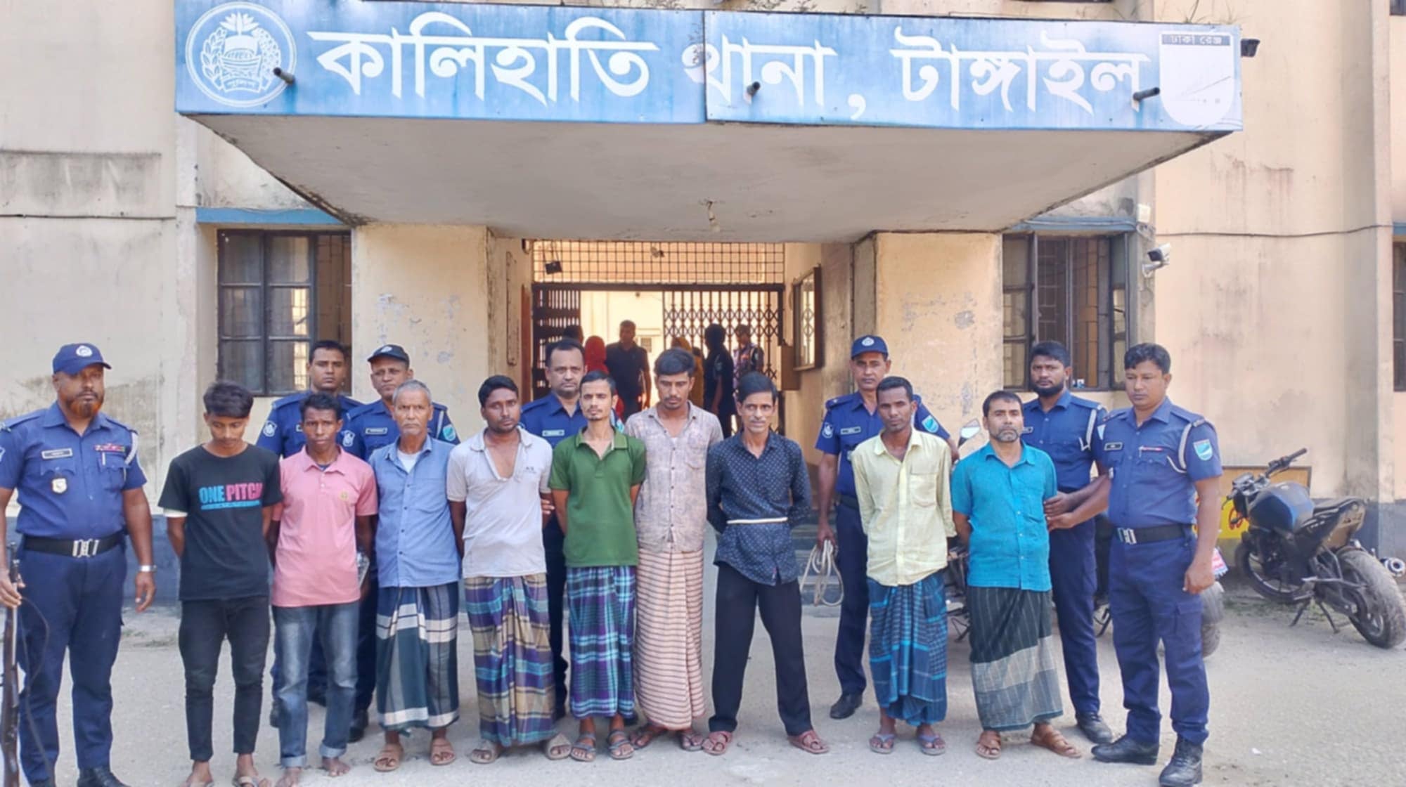 কালিহাতীতে ৯ জুয়াড়ীসহ গ্রেফতার ১৯