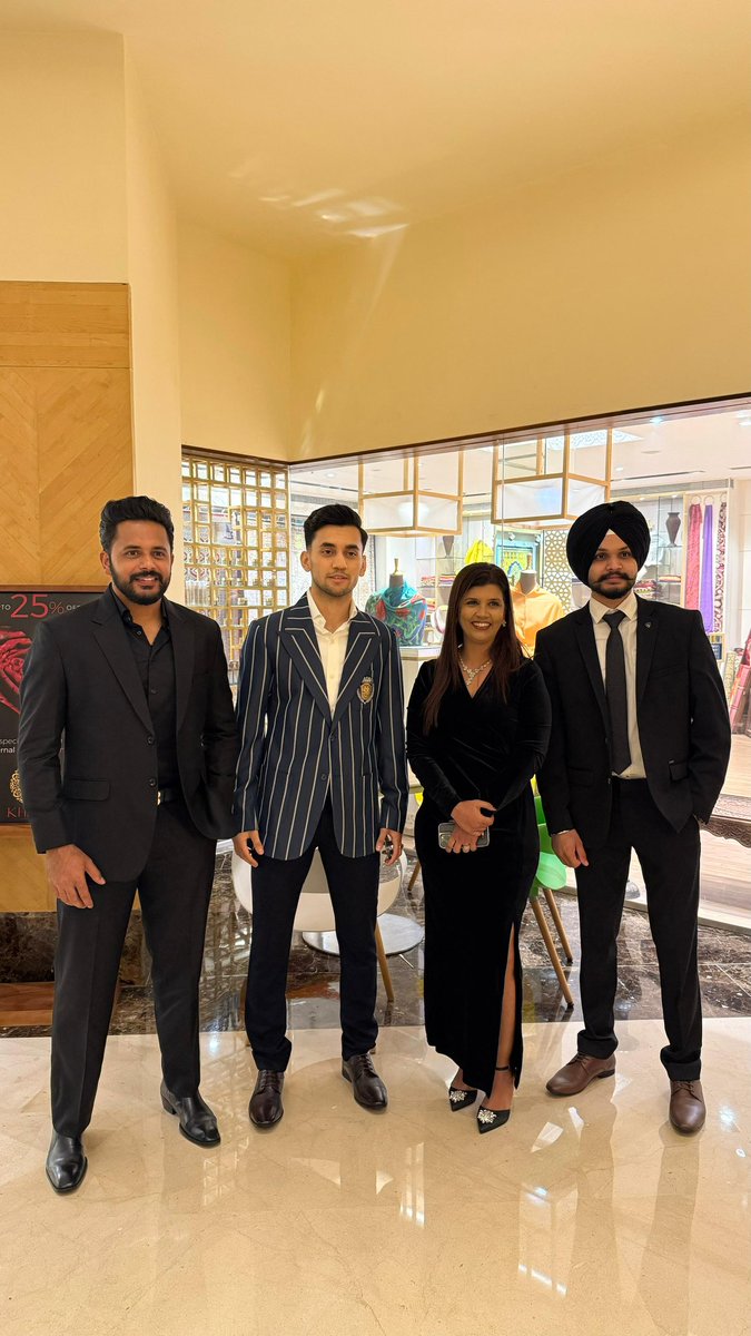 An evening of glitz and glamour! Pleasure to be in the company of some champion sportspersons who have done so much for our country, at the Indian Sports Honour 🌟