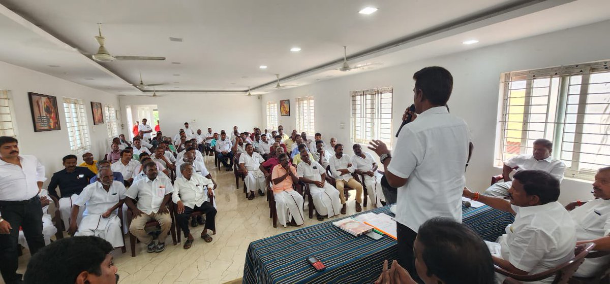 Dr Mahendran R (@drmahendran_r) on Twitter photo கழகத் தலைவர் மாண்புமிகு முதலமைச்சர் <a href="/mkstalin/">M.K.Stalin - தமிழ்நாட்டை தலைகுனிய விடமாட்டேன்</a> அவர்கள் ஆணைக்கிணங்க பெருந்துறை சட்டமன்றத் தொகுதிக்கான பொறுப்பாளராக நியமிக்கப்பட்டுள்ள நான், இன்று ஊத்துக்குளி தெற்கு ஒன்றிய கழக செயலாளர் திரு. பி. பி. ஈஸ்வரமூர்த்தி அவர்கள் தலைமையில் நடைபெற்ற ஊத்துக்குளி தெற்கு ஒன்றியம் மற்றும் கழகத் தலைவர் மாண்புமிகு முதலமைச்சர் <a href="/mkstalin/">M.K.Stalin - தமிழ்நாட்டை தலைகுனிய விடமாட்டேன்</a> அவர்கள் ஆணைக்கிணங்க பெருந்துறை சட்டமன்றத் தொகுதிக்கான பொறுப்பாளராக நியமிக்கப்பட்டுள்ள நான், இன்று ஊத்துக்குளி தெற்கு ஒன்றிய கழக செயலாளர் திரு. பி. பி. ஈஸ்வரமூர்த்தி அவர்கள் தலைமையில் நடைபெற்ற ஊத்துக்குளி தெற்கு ஒன்றியம் மற்றும்