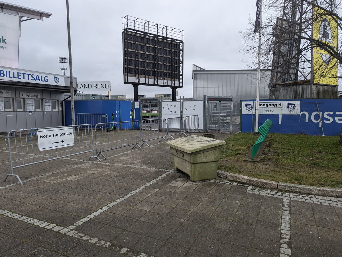 Vi skal benytte denne inngangen i dag. Når vi er gjennom slusene går vi bak ene tribunen og kommer rett på felt D