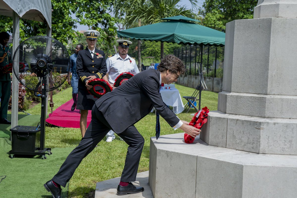 UKinNigeria's tweet photo. Today, alongside the Nigerian Armed Forces, Nigerian Legion, veterans, servicemen and women at the Yaba Commonwealth War Graves in Lagos, we honoured those from the Commonwealth and Allied nations who gave their lives for our freedom.

#RemembranceSunday2024 
#LestWeForget https://t.co/NUC4OeCwOv