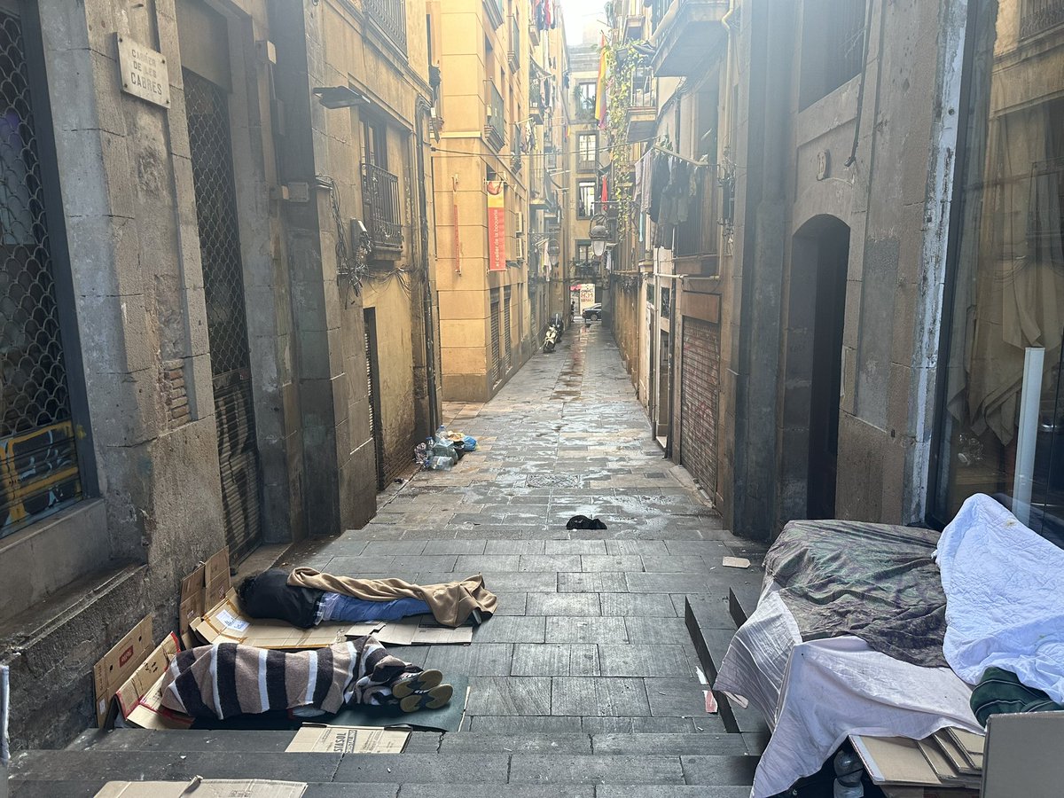 riverolavic's tweet photo. Barcelona, em sap molt greu veure aquesta gent dormint en aquestes condicions, algú hauria de fer quelcom… https://t.co/gzythLbyup