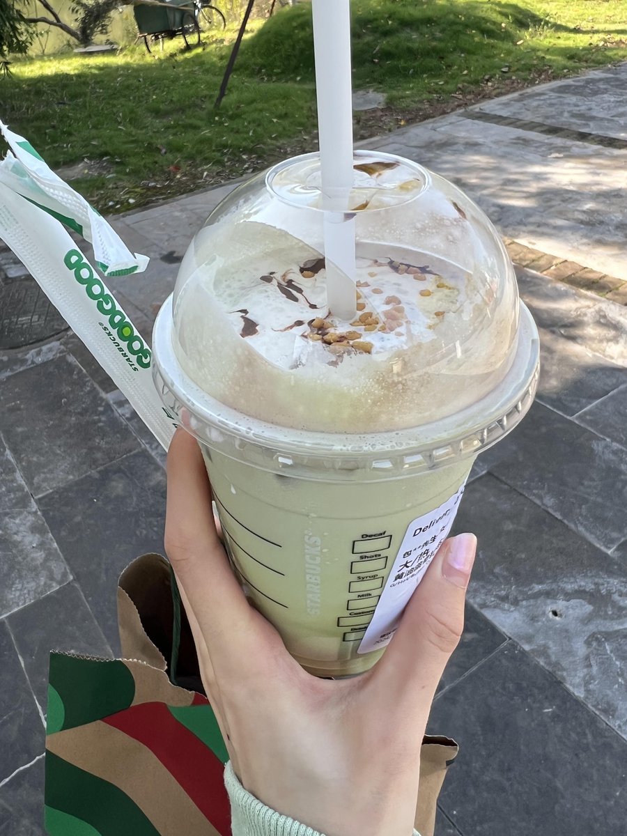 KfteK's tweet image. The sun is shining, and green tea smoothie accompanies the leisure time in the afternoon. 🍵✨